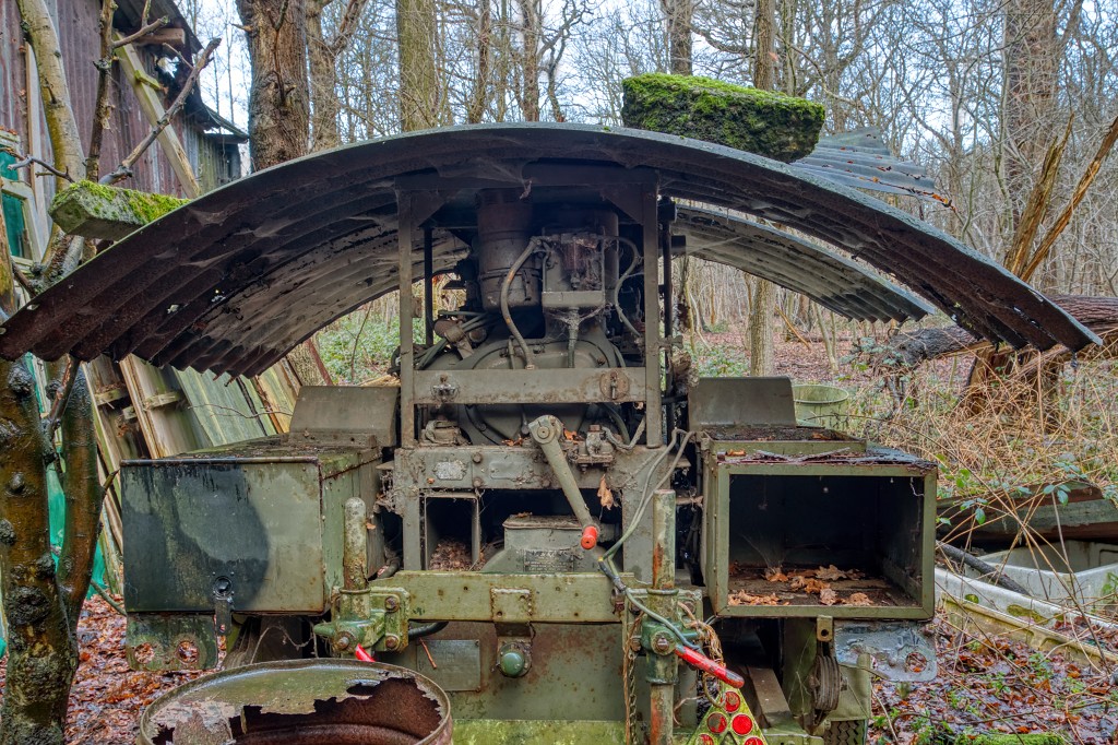 HDR urbex Lost in the Woods lada 1300 opel kadett trash fitou oldtimer youngtimer bus morgon tractor olielamp vuldop Airco generator belgie